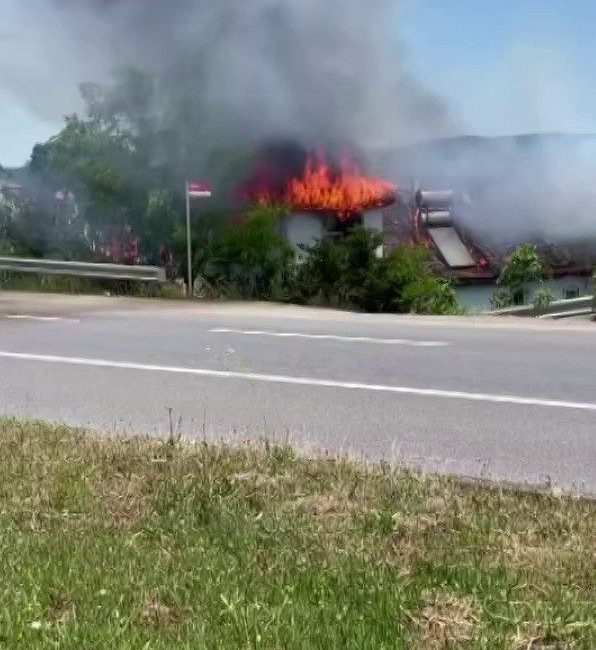 Sakarya’da bir ev alev topuna döndü Sakarya’nın Adapazarı ilçesinde adeta alev topuna dönen ev, itfaiye ekiplerince