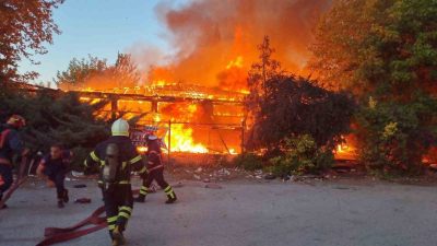 Sakarya’nın Adapazarı ilçesinde bir kafede çıkan yangın, korku dolu anlara