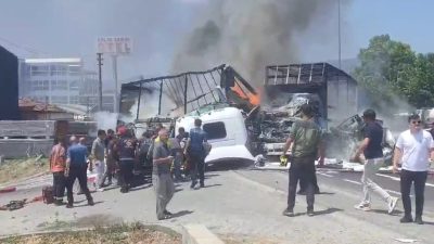 Sakarya’nın Pamukova ilçesinde iki tırın çarpışmasının ardından yangın çıktı. Olay
