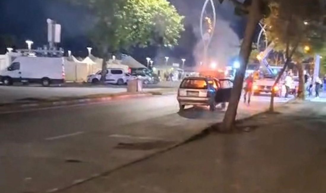 Sakarya’da otomobil alevlere teslim oldu Sakarya’nın Karasu ilçesinde alevlere teslim olan otomobile, vatandaşlar yangın tüpleri