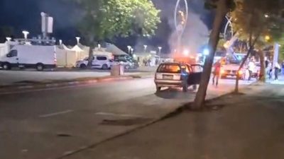 Sakarya’nın Karasu ilçesinde alevlere teslim olan otomobile, vatandaşlar yangın tüpleri