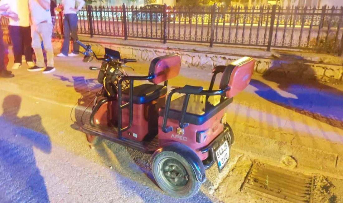 Sakarya’nın Akyazı ilçesinde, otomobilin çarptığı üç tekerlekli elektrikli bisikletteki anne