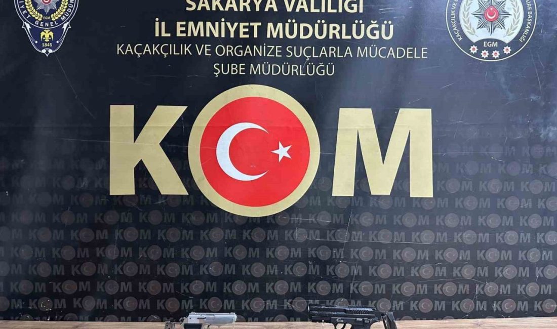 Sakarya’da silah kaçakçılığına darbe: Çok sayıda silah ve mühimmatı ele geçirildi, 4 gözaltı Sakarya’da polis ekiplerince silah kaçakçılığına yönelik gerçekleştirilen iki ayrı operasyonda