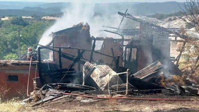 Sakarya’nın Taraklı ilçesinde çıkan ve itfaiye ekiplerince söndürülen yangında iki