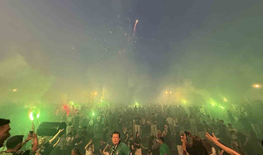 Sakaryaspor’un 60. yılı görsel şölene dönüştü Sakaryaspor’un kuruluşunun 60. yılı, şehirde düzenlenen etkinlikle büyük bir coşkuyla