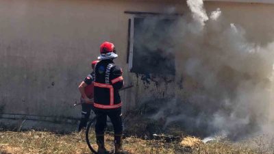 Sakarya’nın Kaynarca ilçesinde bulunan samanlık deposunda yangın çıktı. 200 saman