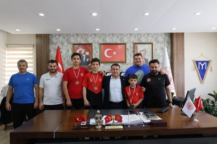 Serbest Güreş Türkiye Şampiyonası’nda derece elde ederek Bilecik’e madalya ile