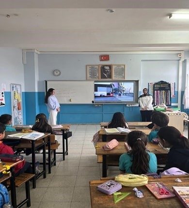 SAÜ’lü öğrenciler, 17 farklı etkinlikle projeyi tamamladılar Sakarya Üniversitesi Sosyal Hizmet Bölümü öğrencileri, Okul Sosyal Hizmeti dersi