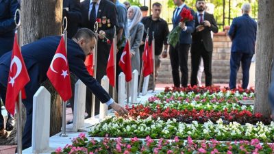 Kocaeli’de Namazgâh ve Polis Şehitliğinde hüzünlü bayram yaşandı. Ziyarette dualar