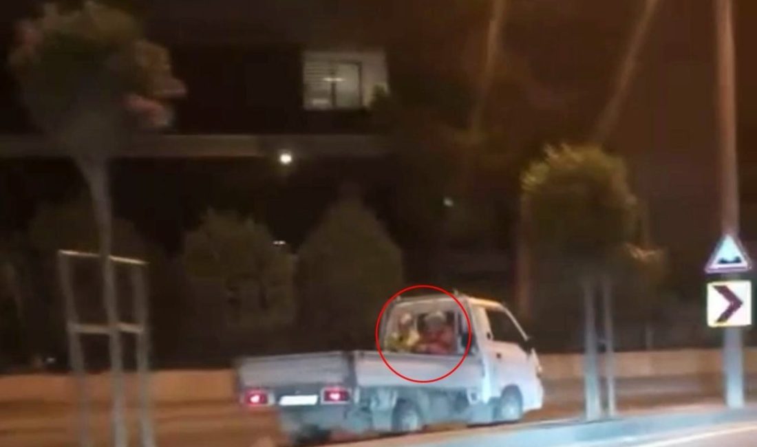 Şehrin göbeğinde “pes” dedirten kural ihlali: Kasasında yolcu taşıyarak ters şeritten ilerledi Sakarya’da kaydedilen bir trafik ihlali pes dedirtti. Ters şeride girerek