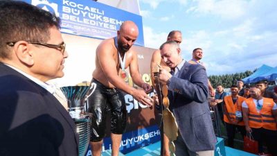 Kocaeli’de düzenlenen 17. Sekapark Altın Kemer Yağlı Güreşleri’nde başpehlivan, rakibi