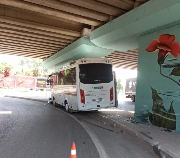 Servis aracı köprü ayağına çarptı, sürücü yaralandı Kocaeli’nin İzmit ilçesinde seyir halinde olan servis aracı, köprü ayağına