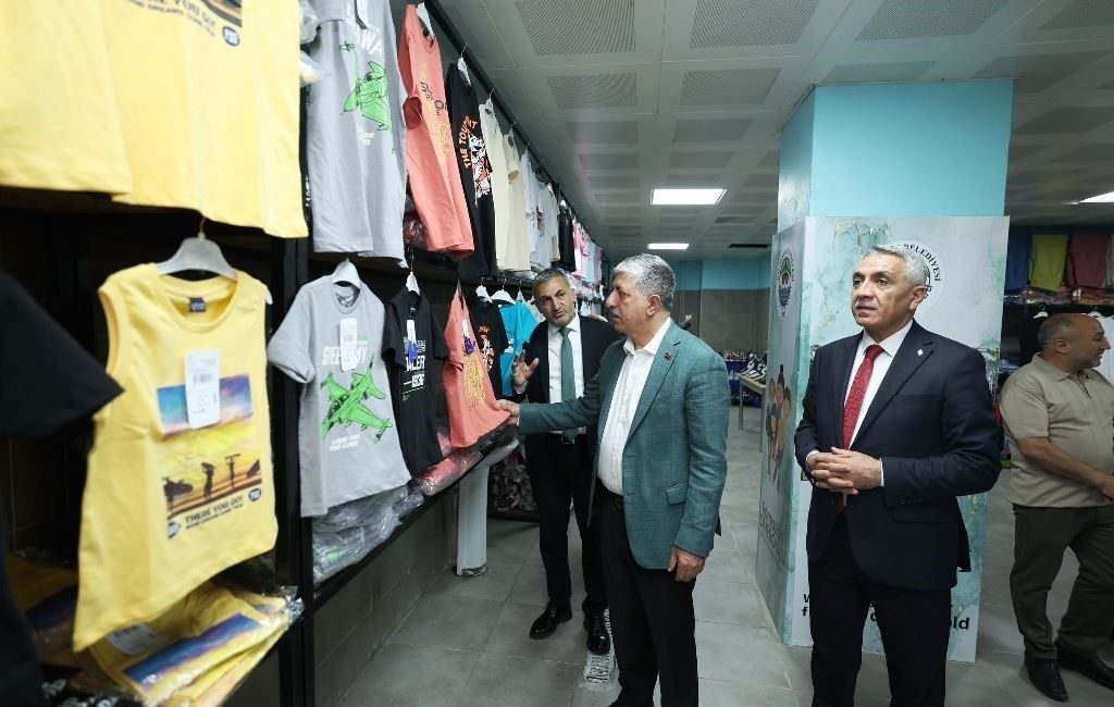 Sevgi Mağazası bayram öncesi çocukların yüzünü güldürüyor Dilovası Belediyesi’nin Sevgi Mağazası, Kurban Bayramı öncesinde ihtiyaç sahibi vatandaşlara