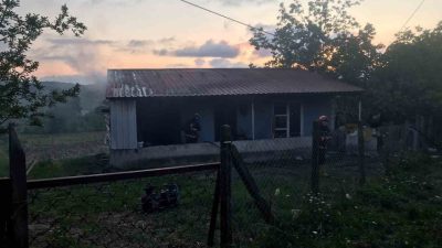 Sakarya’nın Karasu ilçesinde sevgilisiyle kaldığı evi yaktığı iddia edilen kadın,