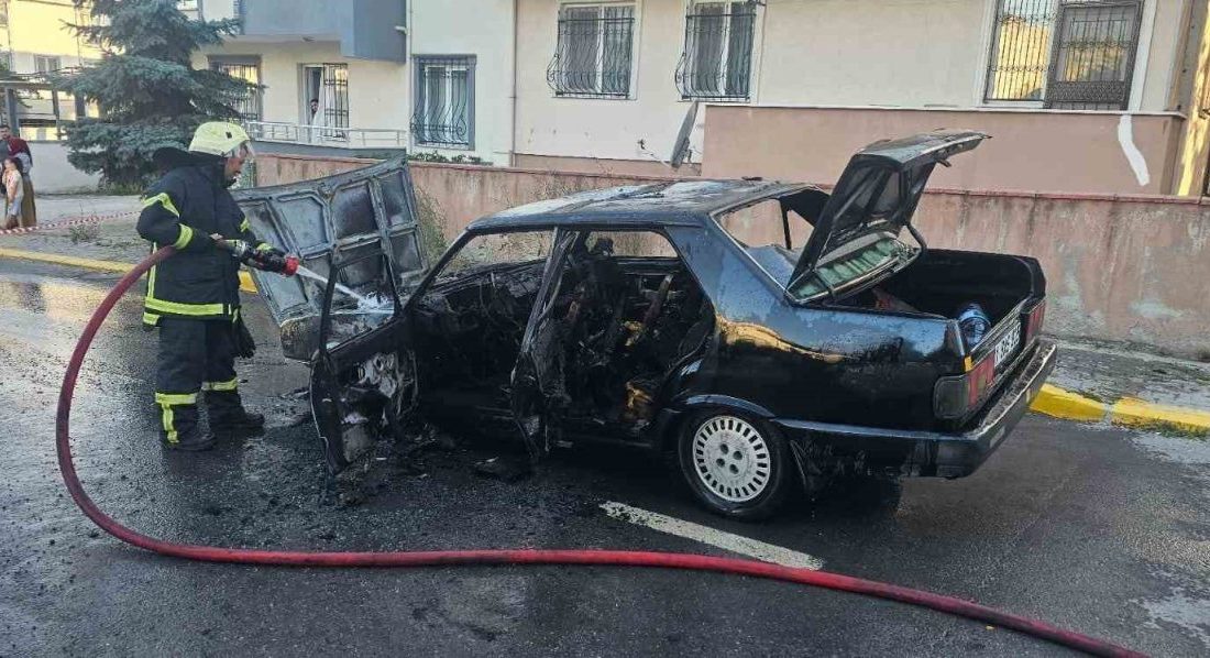 Seyir halindeki otomobil alev aldı Kocaeli’nin Derince ilçesinde seyir halinde olan otomobil alev aldı. Yangın