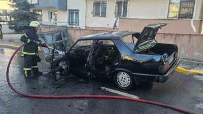 Kocaeli’nin Derince ilçesinde seyir halinde olan otomobil alev aldı. Yangın