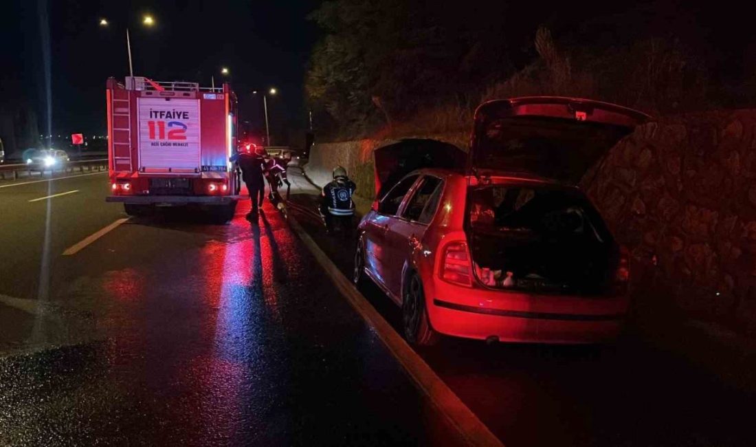 Seyir halindeki otomobilde yangın… Alevleri fark edip son anda indiler Kocaeli’nin Gebze ilçesinde seyir halindeki otomobil alev aldı. Otomobilde bulunan