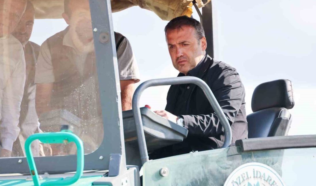 Sezonun ilk asfaltını Vali Sözer attı Bilecik Valisi Faik Oktay Sözer, Pazaryeri ilçesine bağlı Sarıdayı Köyü
