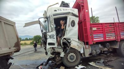 Bolu’da TEM Otoyolu’nda tır ile kamyonun çarpışması sonucu meydana gelen