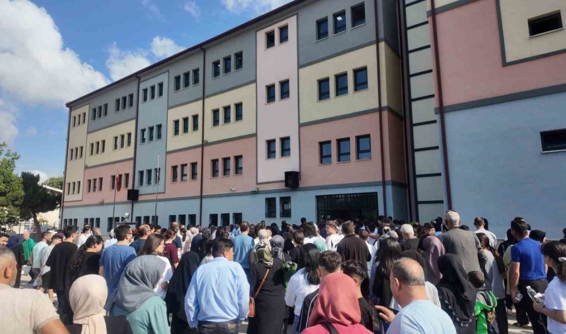 Sınav heyecanı velileri de sardı Kocaeli’de LGS heyecanı sabahın erken saatlerinde başladı. 26 bini aşkın