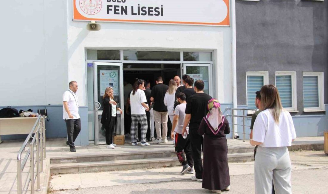 Yükseköğretim Kurumları Sınavı’nın (YKS) birinci oturumu için Bolu’da öğrenciler içerde