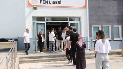 Yükseköğretim Kurumları Sınavı’nın (YKS) birinci oturumu için Bolu’da öğrenciler içerde
