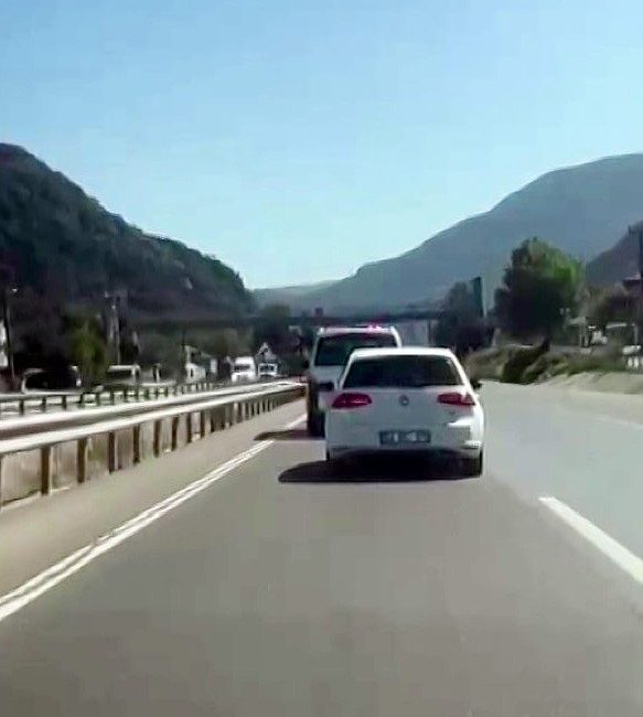 Sirenleri umursamadı, orman yangına giden ekibe yol vermedi Sakarya’nın Taraklı ilçesinde çıkan orman yangınına müdahale için yola çıkan