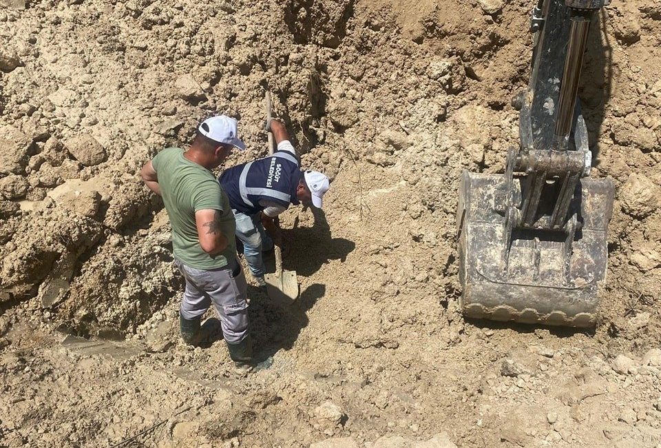 Söğüt’te ana su hattında çatlak oluştu Söğüt Belediye Başkanı Ferhat Durgut, TOKİ inşaatının döküm çalışmaları sırasında