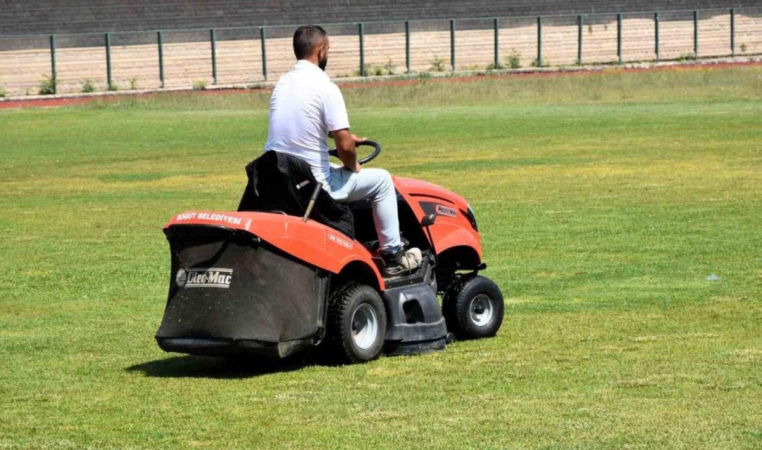 Söğüt’te çim biçme çalışmaları sürüyor Bilecik’in Söğüt ilçesinde, Belediye Park ve Bahçeler Müdürlüğü ekipleri tarafından
