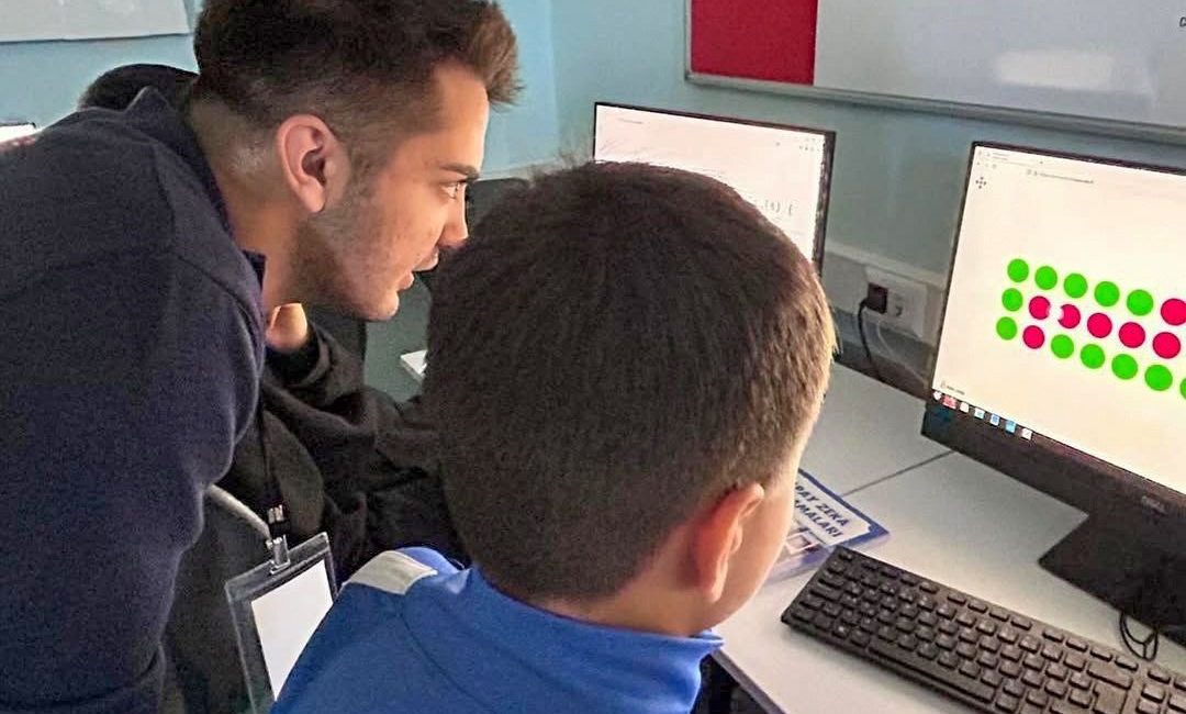 SUBÜ öğrencilerinden geleceğin yazılımcılarına kodlama eğitimi SUBÜ Robotik ve Yapay Zeka Topluluğu, ÜNİDES çerçevesinde desteklenen ‘Yapay