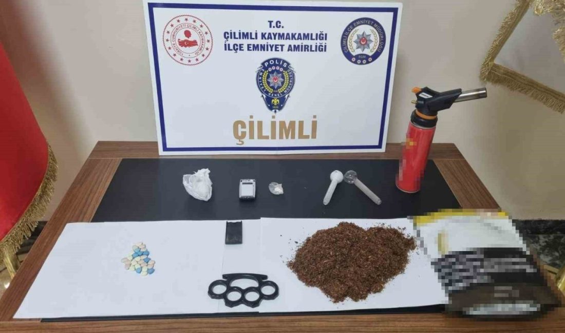 Şüphe üzerine durdurulan araçta uyuşturucu ele geçirdi Düzce’nin Çilimli ilçesi Emniyet Müdürlüğü ekiplerinin durumundan şüphelenerek durdurduğu araçta