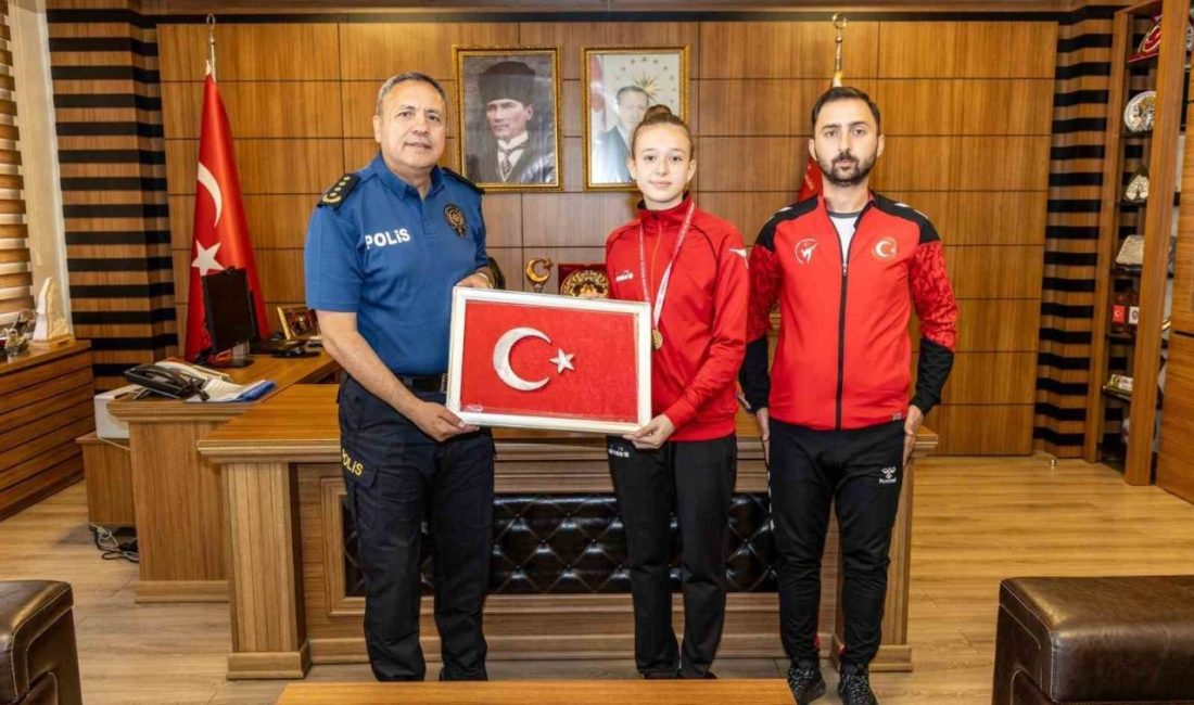 Taekwondo şampiyonu Ebrar Çakır’ı makamında ağırladı Türkiye Taekwondo Şampiyonası’nda Türkiye şampiyonu olan öğrencisi Ebrar Çakır’ı, İl