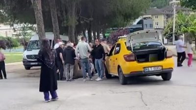 Kocaeli’nin İzmit ilçesinde seyir halinde olan taksi, yayaya çarptı. Kazada