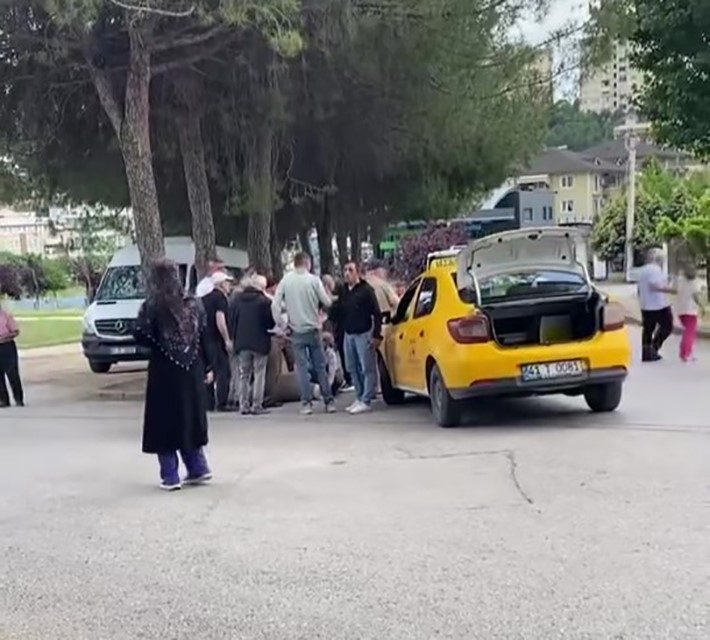Taksinin çarptığı yaya yaralandı Kocaeli’nin İzmit ilçesinde seyir halinde olan taksi, yayaya çarptı. Kazada