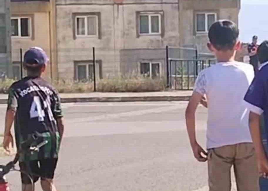 Tamiratı yapılan çatı alev alev yandı Kocaeli’nin Körfez ilçesinde tamiratı yapılan çatı, alev alev yandı. Olay,