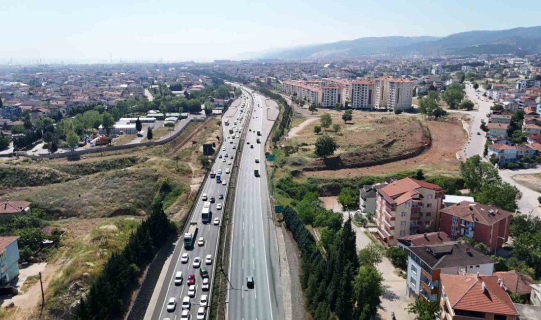 Tatilciler erkenden yola çıktı, TEM’de zaman zaman kuyruk oluşuyor Kurban Bayramı tatili dolayısıyla erkenden yola çıkmaya başlayan sürücüler, TEM