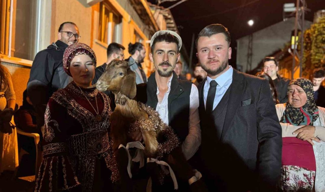 Bilecik’te yapılan bir kına gecesinde gelin ve arkadaşları yıllardır süregelen