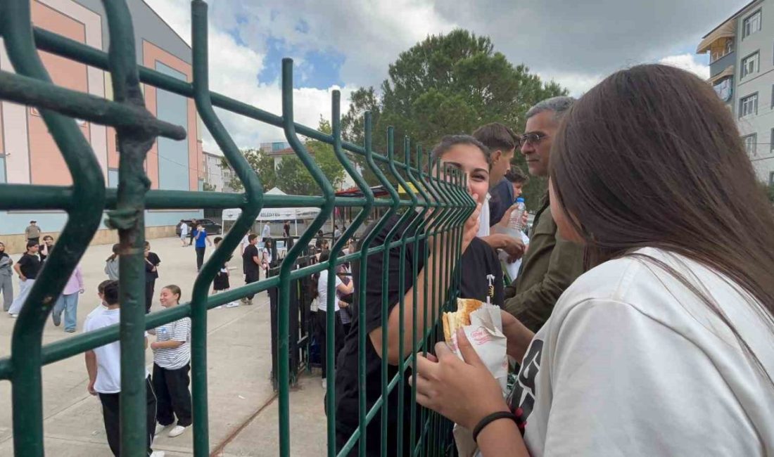 Tel örgü ardında sınav molası: Velilerden çocuklarına moral desteği Kocaeli’nin Derince ilçesindeki bir lisede, LGS’nin ikinci oturumu öncesinde öğrenciler