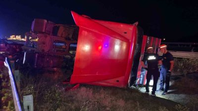 Bolu TEM Otoyolu’nda cip ile çarpışan tır, orta refüje devrildi.