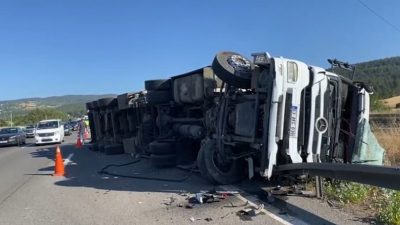 Bolu’da TEM Otoyolu’nda kontrolden çıkan tırın devrilmesi sonucu dorsesinde bulunan