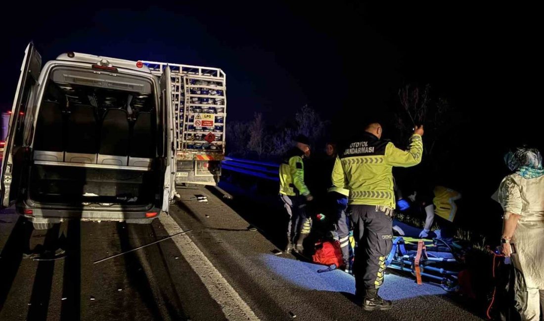 TEM’de can pazarı… Tüp yüklü kamyon ile minibüs çarpıştı: 16 yaralı TEM Otoyolu’nun Bolu geçişinde yolcu minibüsüyle tüp yüklü kamyonun çarpışması