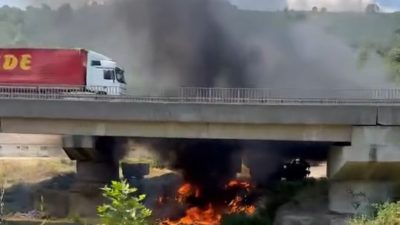 TEM Otoyolu’nun Düzce geçişinde köprü altında yakılan ateş, yolda ilerleyen