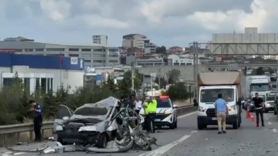TEM Otoyolu’nun Kocaeli’nin Gebze ilçesi geçişinde yolcu otobüsü ile otomobilin