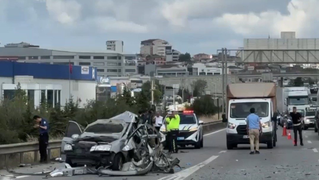 TEM’de otobüs ile otomobil çarpıştı: 3 yaralı TEM Otoyolu’nun Kocaeli’nin Gebze ilçesi geçişinde yolcu otobüsü ile otomobilin