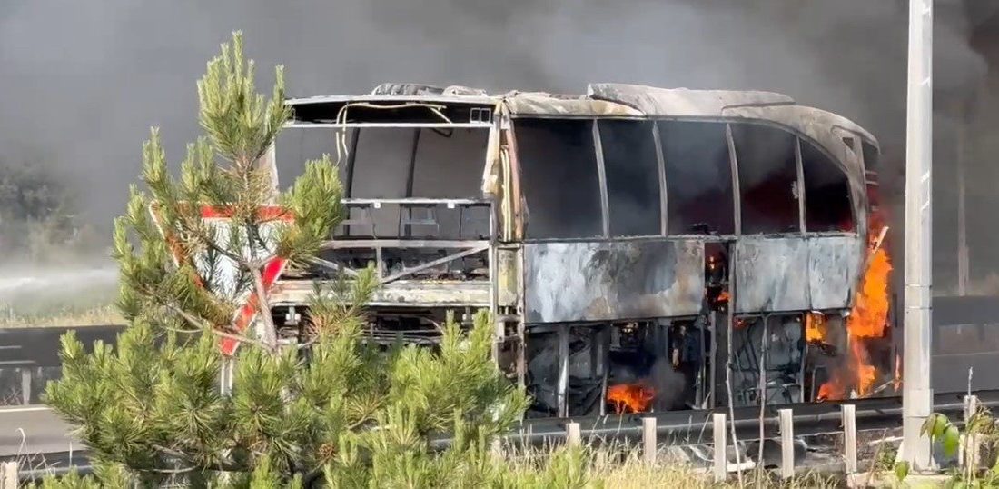 TEM’de yolcu otobüsü alev alev yandı: Yol trafiğe kapandı TEM Otoyolu’nun Bolu geçişinde alev alan yolcu otobüsü küle döndü.