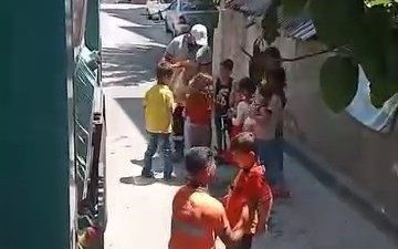 Kocaeli’nin Gebze ilçesinde temizlik işleri personeli, çöpleri toplamak için gittikleri