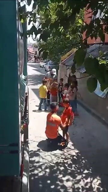 Temizlik personellnin hareketi yürekleri ısıttı Kocaeli’nin Gebze ilçesinde temizlik işleri personeli, çöpleri toplamak için gittikleri