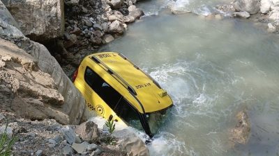 Düzce’de kontrolden çıkan ticari taksinin dere yatağına uçtuğu kazada 1