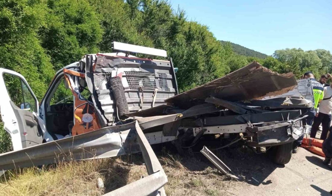 Tır, emniyet şeridindeki yol bakım aracına çarptı: 2 yaralı Bolu’da TEM Otoyolu’nda, seyir halindeki tırın yol kenarında duran yol