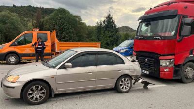 Bilecik’te tırın otomobile arkadan çarpması sonucu meydana gelen trafik kazasında